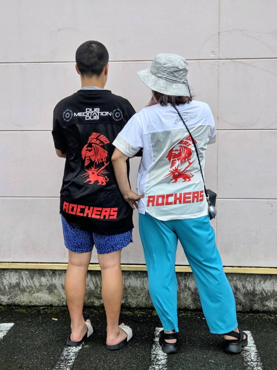 壁を背にした、ROCKERS Tシャツの背面